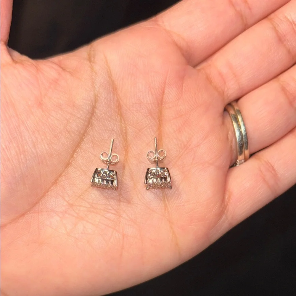 Brand New, elegant white gold stud earrings - Picture 3 of 4